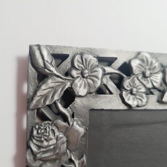 Picture Frame Vintage Metal Floral– Intricate Antiqued Silver Tone - Picture 3 of 5